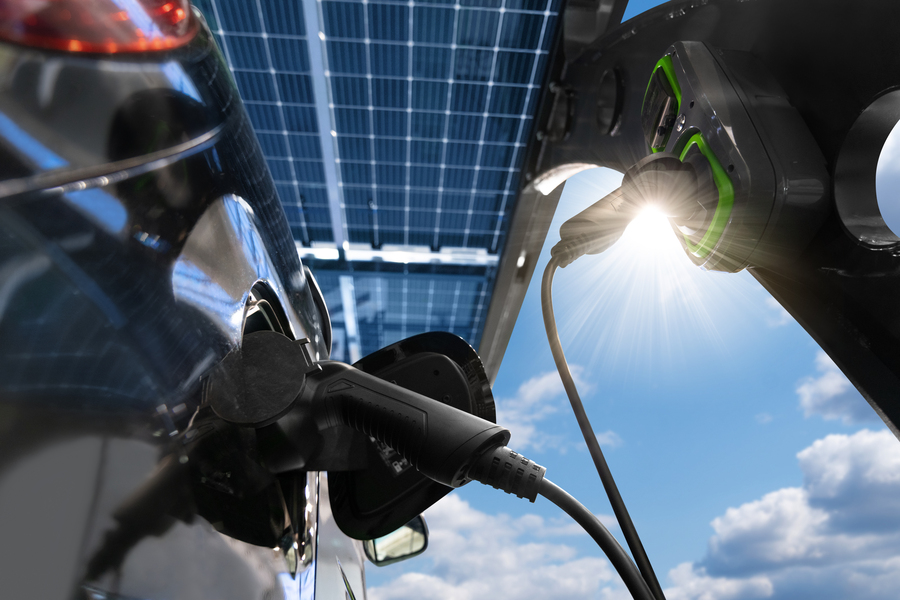 Carport solar: forma de aproveitar espaço e energia solar para carregamento de carros elétricos